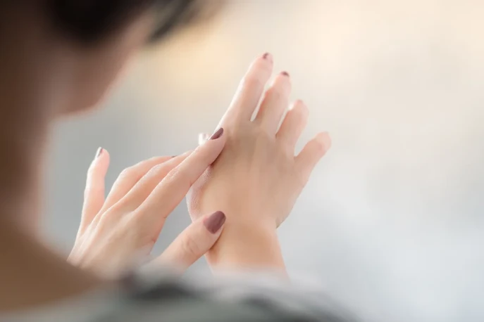 Domowe sposoby na suche i pękające dłonie. Przyczyny i regeneracj