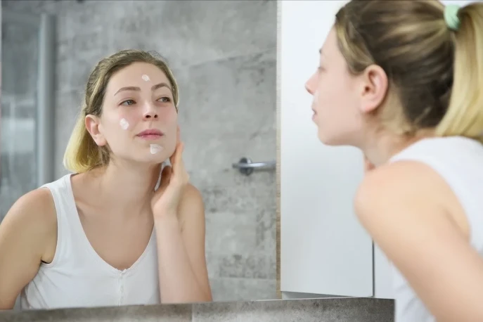 Łuszcząca się skóra na twarzy. Objawy, przyczyny i prawidłowa pielęgnacja